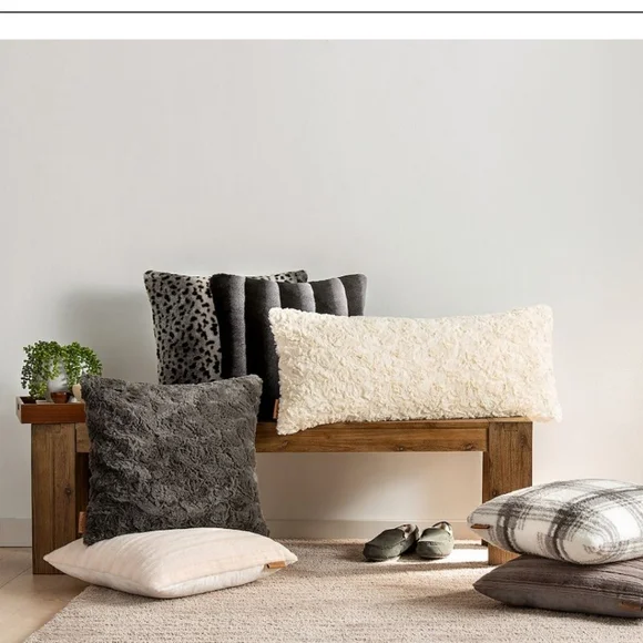 Set Of 2 Koolaburra by UGG Animal Print Faux Fur Throw Pillows. New W/ Tags. - Picture 4 of 7